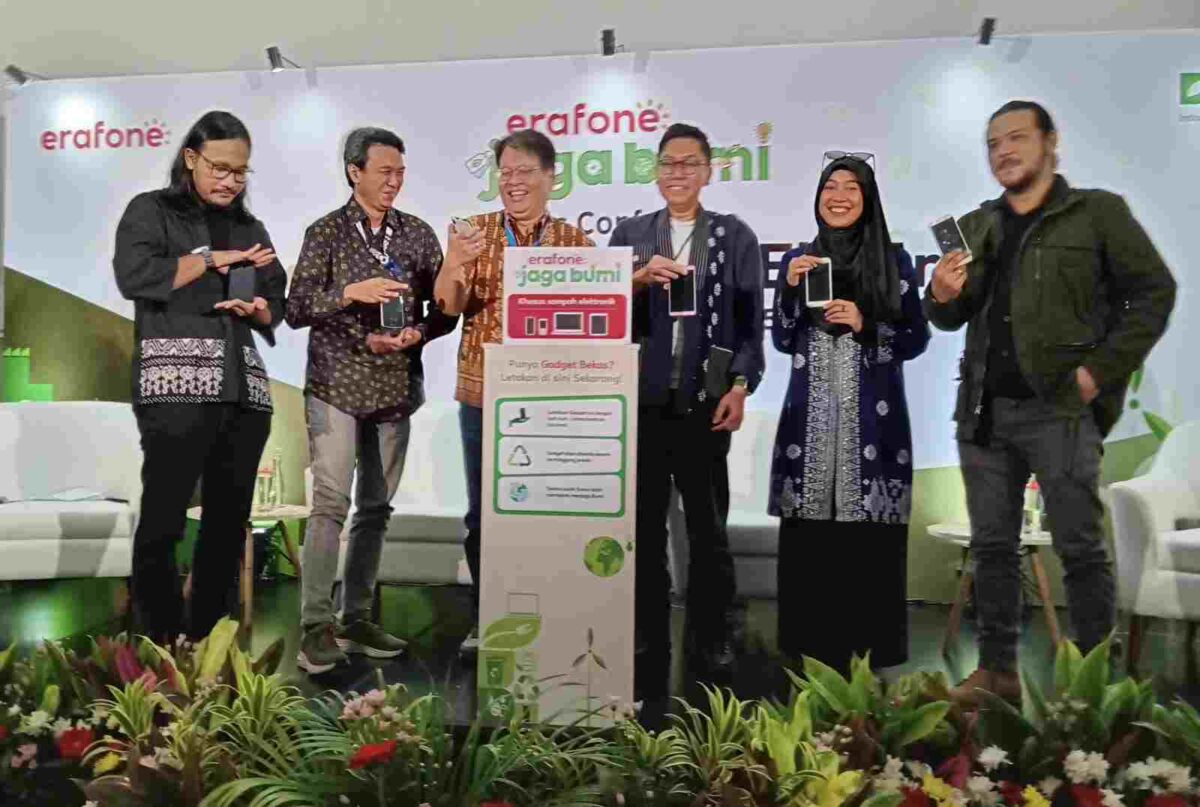 Aktivis dan juga Co-founder Trash Ranger Indonesia Putri Melta Sari (kedua dari kanan) berikut pembicara pada diskusi Erafone Jaga Bumi, Kamis (27/2/2025) di Jakarta bersiap memasukkan ponsel pintar bekas yang tak terpakai lagi ke dalam drop box.

Sumber foto: Primus