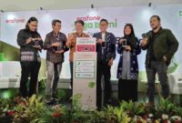 Aktivis dan juga Co-founder Trash Ranger Indonesia Putri Melta Sari (kedua dari kanan) berikut pembicara pada diskusi Erafone Jaga Bumi, Kamis (27/2/2025) di Jakarta bersiap memasukkan ponsel pintar bekas yang tak terpakai lagi ke dalam drop box.

Sumber foto: Primus