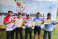 Penyerahan penghargaan nomer Single Fairways Putra Senior pada Kejuaraan Woodball Monthly Games Series I di Jawa Barat