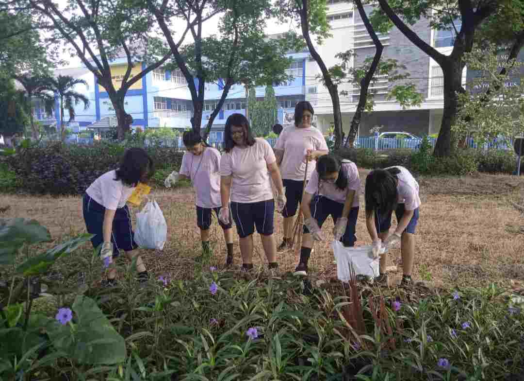 “Tumpleg Bleg”! Ratusan Siswa SMA Santo Carolus Surabaya Peringati Hari Sampah dengan Aksi Bersih Lingkungan