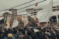 Demonstrasi mahasiswa dari berbagai daerah di depan DPRD Provinsi Jawa Timur pada 17 Februari 2025/ Foto: Jeremy Nicholas
