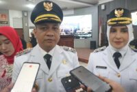 Wali Kota Pekalongan, HA Afzan Arslan Djunaid, dan Wakilnya, Hj Balgis Diab diwawancarai wartawan. (Kominfo)
