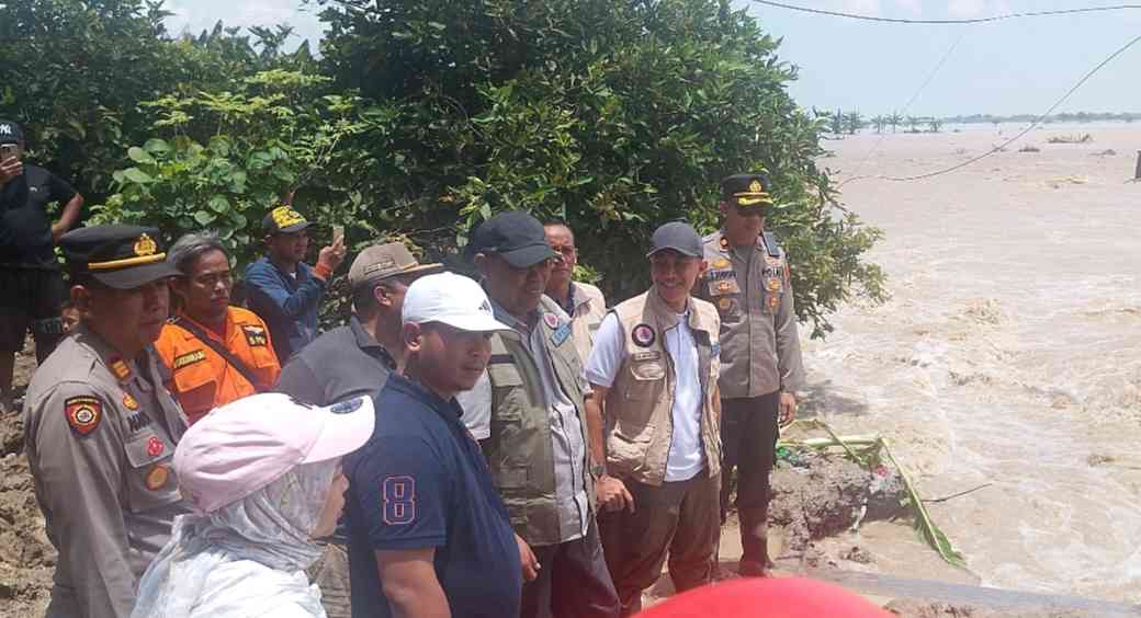 Banjir, Bupati Grobogan Setyo Hadi Tinjau Langsung Lokasi Tanggul Jebol di Wilayah Gubug
