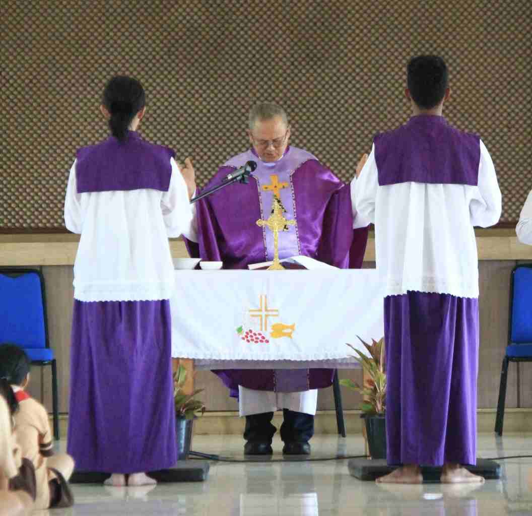 Sambut Retret Agung Prapaskah, Sekolah Vianney Jakarta Gelar Misa Rabu Abu