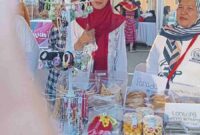 Disabilitas Mandiri menjual kuliner camilan nusantara semisal lontong wortel kentang, panada, dodol betawi, sosis solo, risol, pastel, dan sebagainya di bazar UMKM Symphony Iftar 2025 di Cibis Park Cilandak, Jakarta Selatan, pada 12-14 Maret 2025.