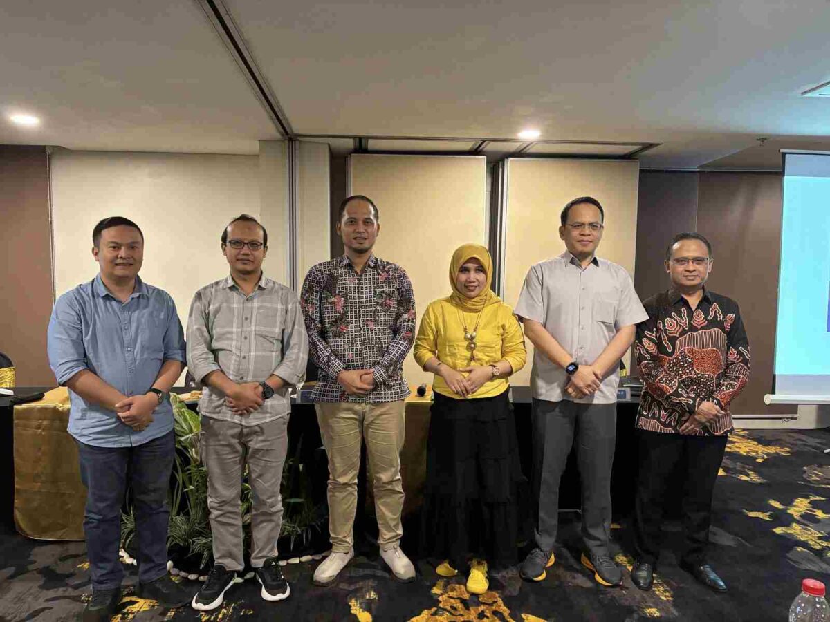 Foto bersama usai sidang eksaminasi ahli terhadap putusan Nomor 12/Pid.Sus-TPK/2022/PN.YYK yang menjatuhkan vonis terhadap Sugiharto, konsultan perencana proyek kawasan Stadion Mandala Krida Yogyakarta

