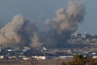 Foto: Asap mengepul di dalam Jalur Gaza, sebelum kesepakatan gencatan senjata antara Israel dan Hamas mulai berlaku, seperti yang terlihat dari Israel selatan, 18 Januari 2025. (REUTERS/Amir Cohen)

