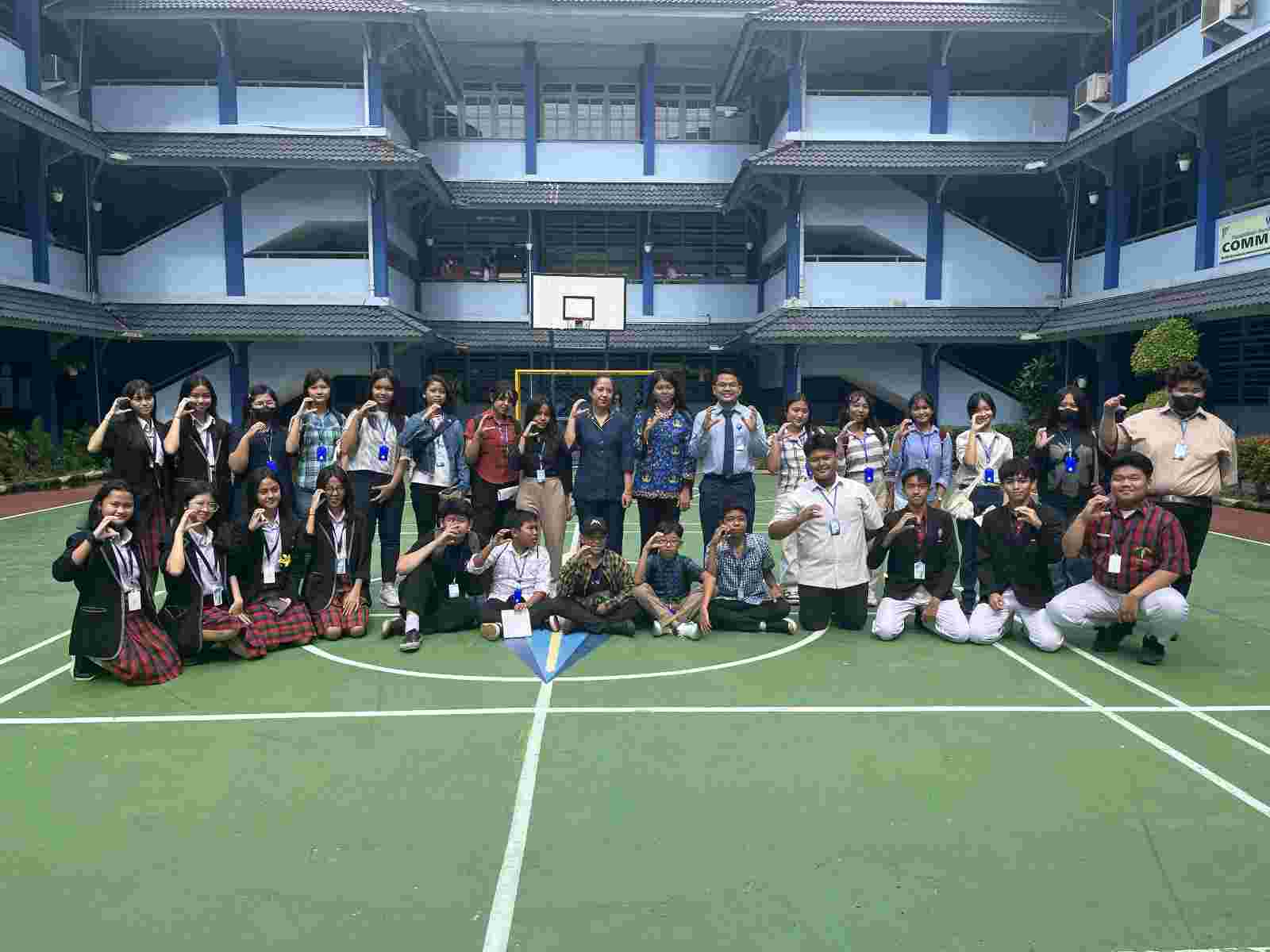 SMA Santo Carolus Tebar Kebaikan Melalui Pondok Kasih dengan SMP Negeri 49 Surabaya