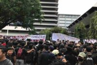 Ratusan mahasiswa dari berbagai kampus di Semarang Raya turun ke jalan pada Kamis (20/3). Foto: Dokumentasi JPNN 


