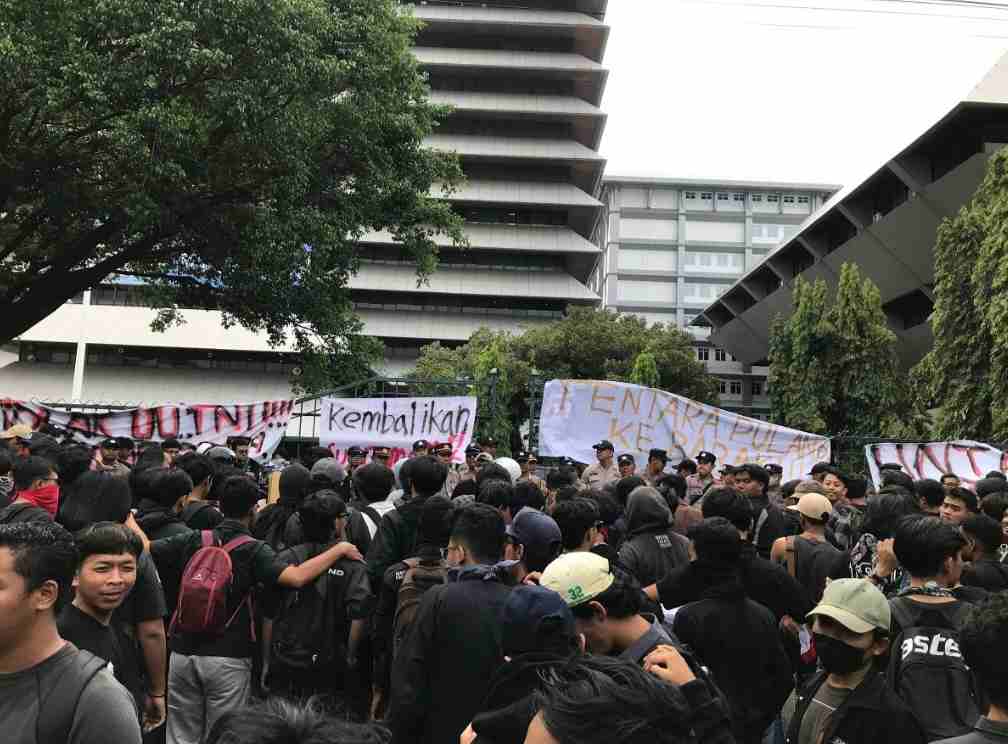 Semarang Ngamuk! Soal Pengesahan RUU TNI, Ratusan Mahasiswa Geruduk Kantor DPRD Jateng dan Berakhir Chaos