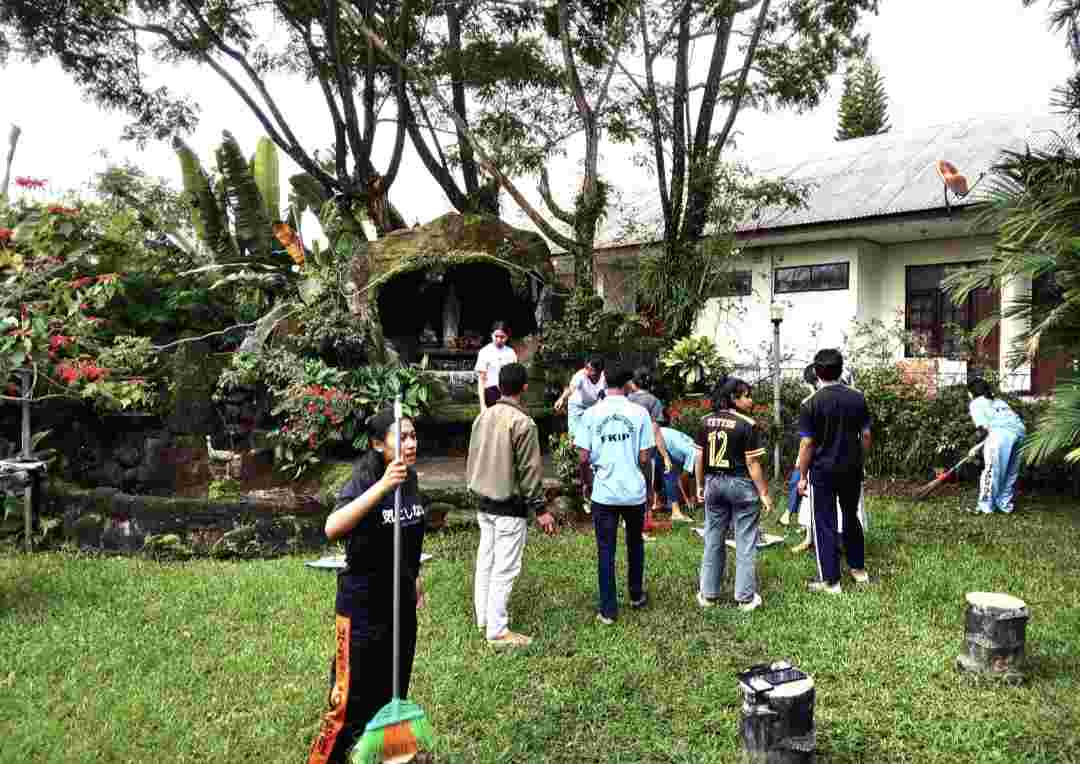 Belasan Mahasiswa Prodi Pendidikan Teologi Gelar Aksi Bersih di Lingkungan Kampus Unika St. Paulus Ruteng, Ada Apa?