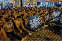 Ratusan kreak yang diamankan setelah konvoi, memblokir jalan, dan menyalakan petasan di Semarang. Foto: Humas Polrestabes Semarang