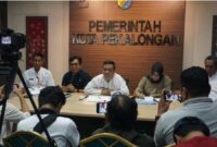 Wali Kota Pekalongan dalam konferensi pers di Ruang Terang Bulan, Jumat (21/3/2025)/ sumber: pantura pos