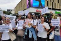 Aksi Gerakan Suara Ibu Indonesia mengecam kekerasan aparat terhadap mahasiswa selama aksi tolak UU TNI di berbagai daerah, termasuk Jakarta. (CNN Indonesia/Elise Dwi Ratnasari)

