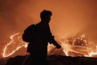 Petugas saat bertugas memadamkan kebakaran dasyat di Korea Selatan/ gambar: CNN Indonesia