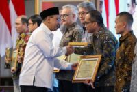 Wagub Jateng saat memberikan CSR Award Provinsi Jawa Tengah 2024 di Gedung Gradhika Bhakti Praja, Semarang, pada Rabu (12/3/2025).