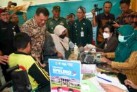 Gubernur Jawa Tengah Ahmad Luthfi meninjau pelaksanaan layanan kesehatan dan dokter spesialis keliling (Speling)