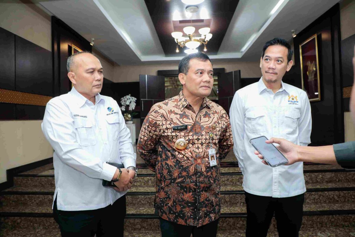 Gubernur Ahmad Luthfi saat menerima audiensi dari Kamar Dagang dan Industri (Kadin) Jateng, dan Asosiasi Logistik dan Forwarder Indonesia (ALFI/ILFA), di Kantor Gubernur Jateng, Jumat 14/3/2025. 
