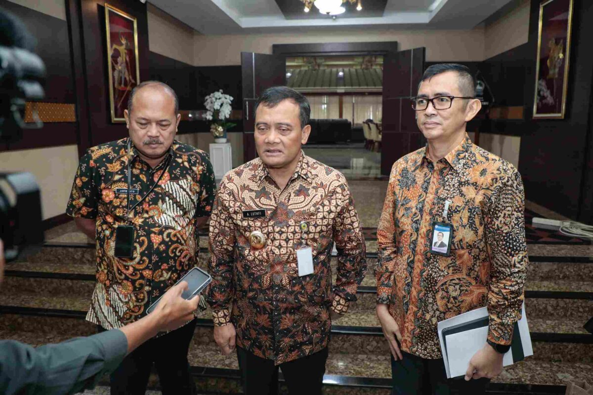 Gubernur Ahmad Luthfi memberikan keterangan pers, usai pertemuan dengan jajaran Direksi BI Jateng dan OPD. Jum'at, 14/3/2025