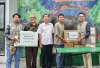 Penyerahan paket parcel ramadan untuk pedagang kaki lima di area kebun binatang serta CSR Rp 25 juta untuk pakan satwa. Senin, 10/3/2025