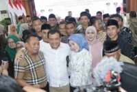 Gubernur Ahmad Luthfi layani permintaan swafoto masyarakat Kendal. Jum'at, 7/3/2025