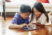 Ilustrasi anak-anak sedang bermain sosial media (sumber; pinterest) 