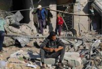 Warga Palestina melihat kehancuran akibat pemboman Israel di Jalur Gaza. (AP: Hatem Ali)

