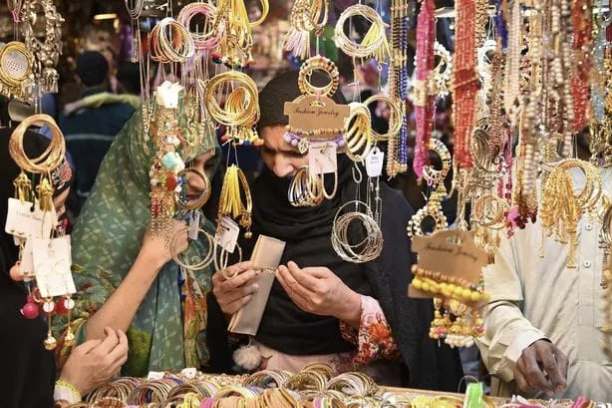 Mengulik “Chaand Raat”, Lebaran Khas Pakistan yang Penuh Cahaya dan Kebahagiaan