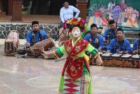 Penari mengenakan topeng atau kedok berwarna putih saat mementaskan tari topeng dalam acara seni budaya Setu Babakan, Jakarta Selatan, Sabtu (24/02/2024). ANTARA/Lia Wanadriani Santosa.