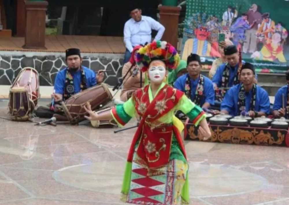 Penari mengenakan topeng atau kedok berwarna putih saat mementaskan tari topeng dalam acara seni budaya Setu Babakan, Jakarta Selatan, Sabtu (24/02/2024). ANTARA/Lia Wanadriani Santosa.