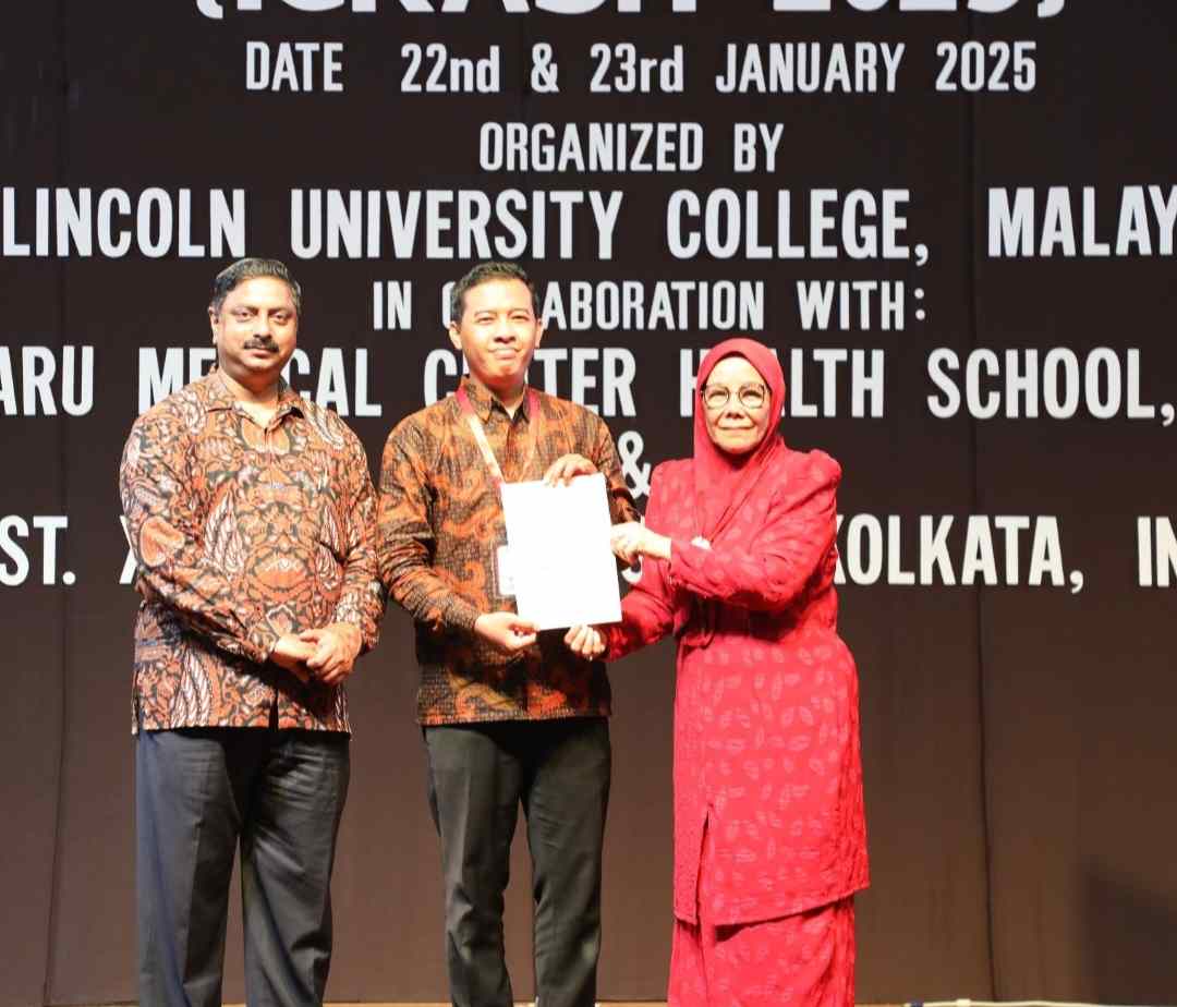 Fokus Soroti Pengendalian Hipertensi, Dosen Prodi Medikal Bedah Unimus Ini Raih Penghargaan “The Best Papper Presenter Award” di Malaysia