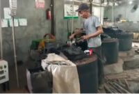 Foto: Pengolahan sampah plastik menjadi PETASOL. (Dok. brin.go.id)