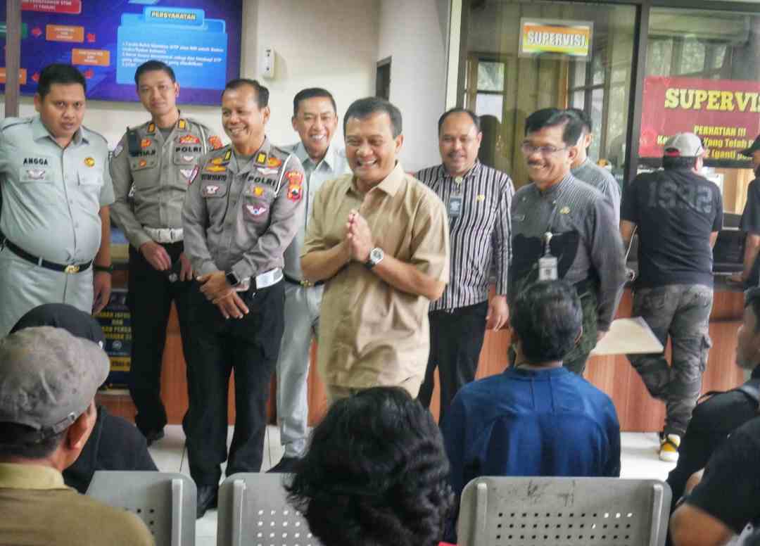 Nunggak Pajak Hingga 10 Tahun? Begini Momen Candaan Gubernur Jateng dengan Warga di Samsat II Semarang Banyumanik