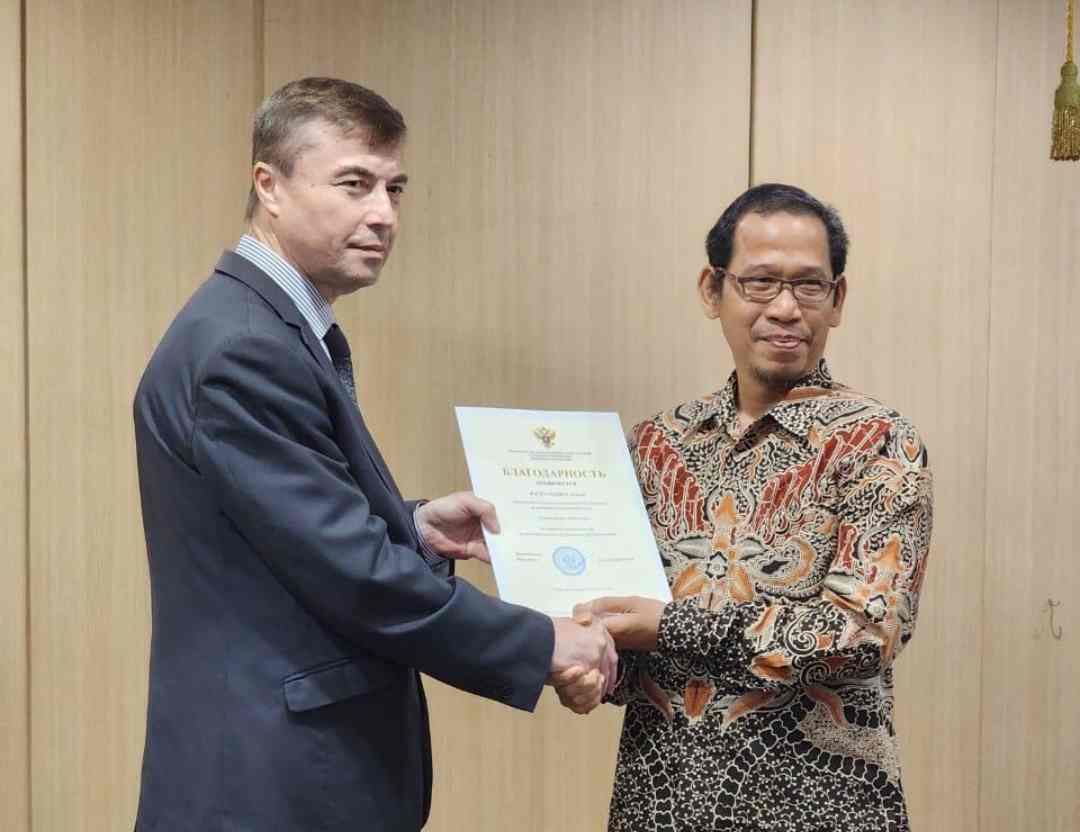 Ahli Bahasa Asal Jepara Raih Penghargaan dari Kementerian Pendidikan Rusia, Mantab!