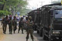 Tentara Myanmar mengamankan aksi unjuk rasa di Yangon. (Anadolu/as)