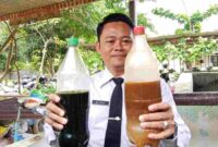 Camat Gunungpati, Al Frida Very Sanavel saat memamerkan bahan bakar minyak (BBM) dari sampah plastik/ kompas.com
