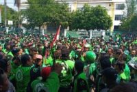 Ilustrasi demo ojek online (sumber: pinterest)