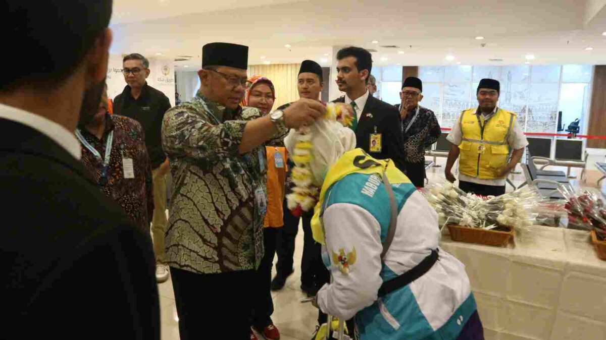 Prosesi simbolik pelepasan pun dilakukan dengan pengalungan bunga oleh Ketua PPIH kepada salah satu jamaah