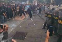 POV: aksi demonstrasi May Day di depan Kantor Pemprov Jateng, Kamis (1/5/2025) 

