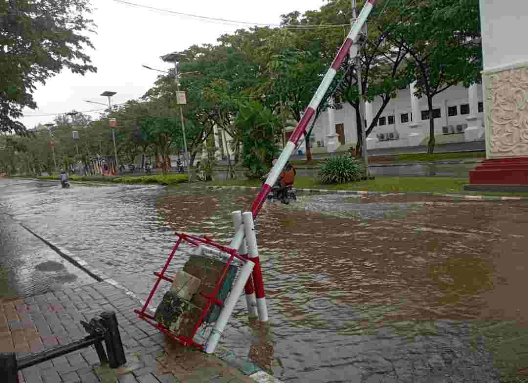 Bukan Sekadar Air: Hujan yang Mengungkap Luka Lama di Kampus UTM