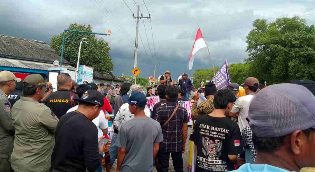 Cemari Lingkungan, Warga Segel Tambak Udang PT DGS di Jember
