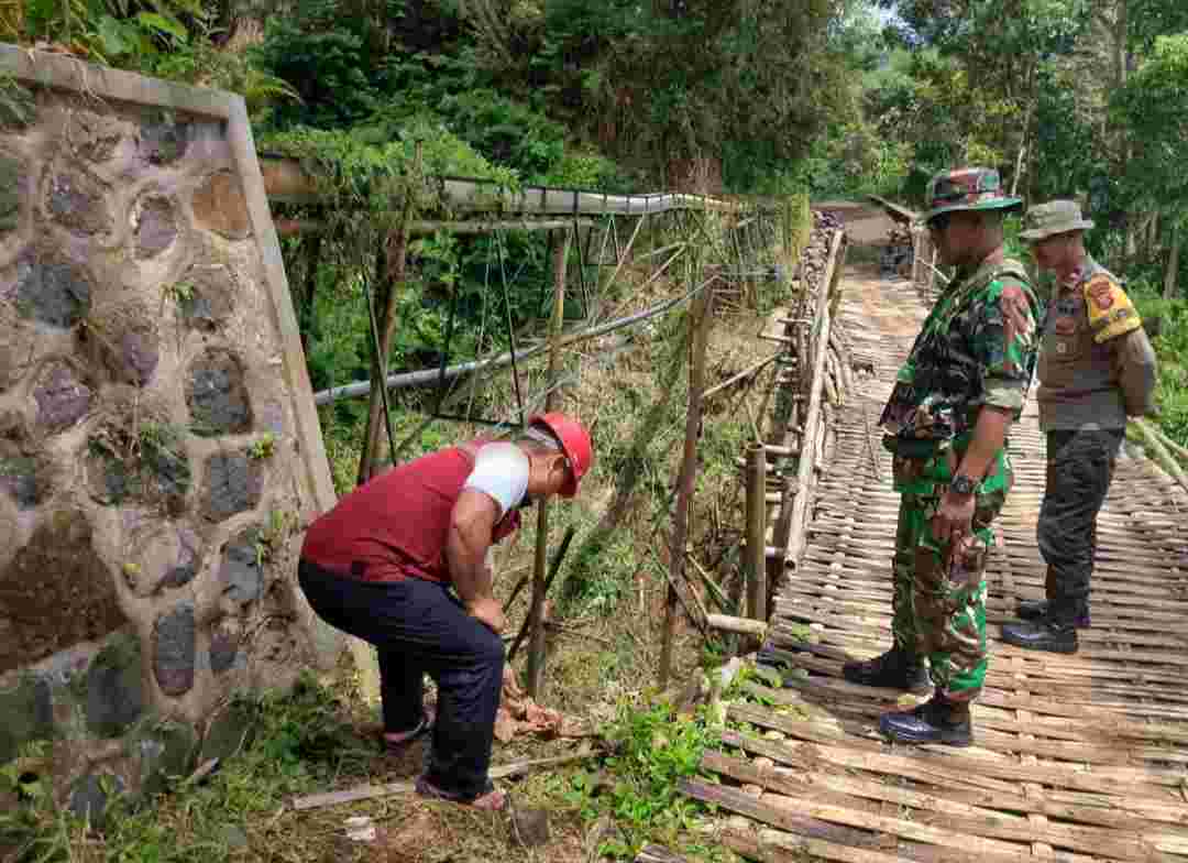 Sinergi TNI-POLRI dan Masyarakat, Babinsa Buktikan Perannya Bangun Desa Bugel, Tasikmalaya