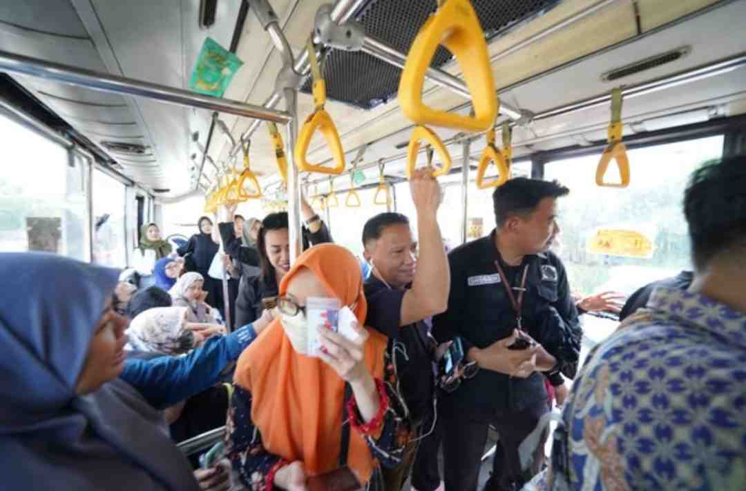 Bu Wali, Pelajar-Mahasiswa di Kota Semarang Senang: Naik BRT Gratis!