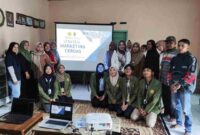POV: Foto bersama mahasiswa Teknik Kimia UPN “Veteran” Jawa Timur saat melaksanakan sosialisasi Strategi Marketing Cerdas bersama pelaku UMKM Desa Karangkuten, Kecamatan Gondang, Kabupaten Mojokerto (dok. pribadi)