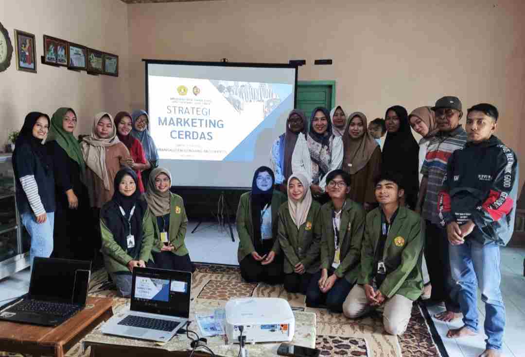 Mahasiswa Teknik Kimia MBKM Bina Desa UPN “Veteran” Jatim Dorong UMKM Karangkuten Melek Digital Lewat Sosialisasi Strategi Marketing