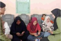 POV FOTO : Sesi praktek pembuatan akun wa bussines, bergabung dengan grup facebook dan pembuatan caption dengan AI yang dipandu oleh  mahasiswa UPN "Veteran" Jawa Timur