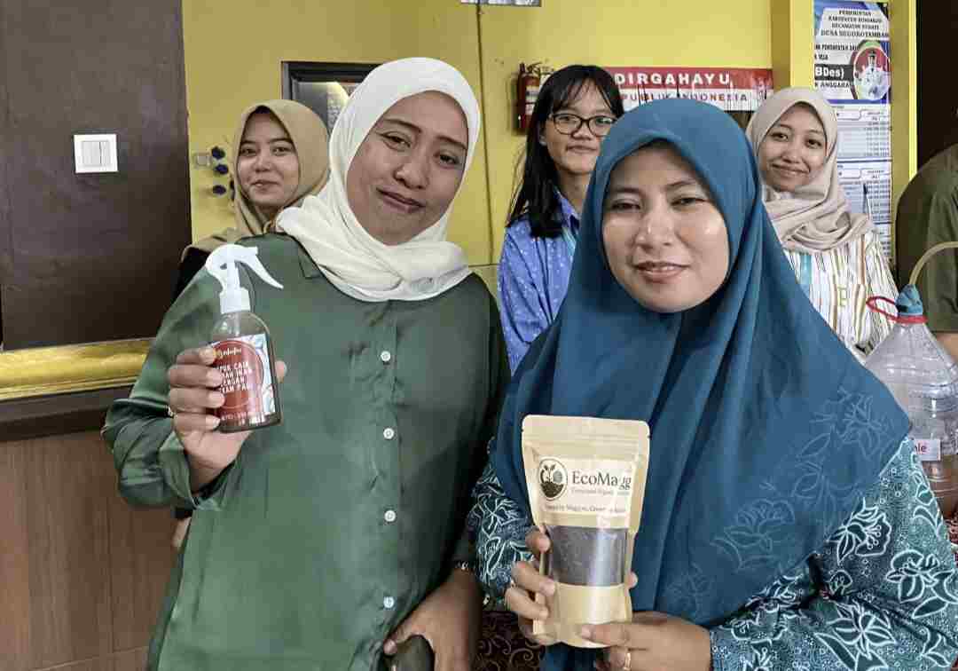 Program MBKM Bina Desa: Mengubah Limbah Organik Menjadi Pupuk dengan Bantuan Maggot di Desa Segorotambak