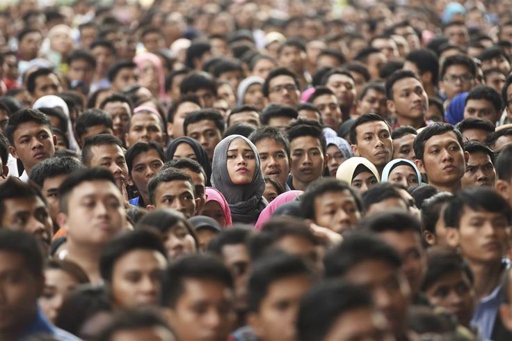 Potret Pencari Kerja di “Kandang Besi” Job Fair Cikarang 2025