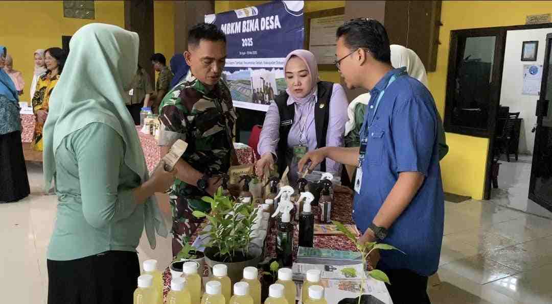 Inovasi Mahasiswa Teknik Kimia UPN Veteran Jawa Timur: Ubah Limbah Jeroan Ikan dan Sekam Padi Jadi Pupuk Cair Organik Ramah Lingkungan di Desa Segorotambak