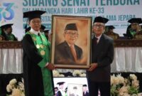 Dr. KH. Mantan Rektor UNISNU Jepara dua periode 2016-2024, Dr. KH. Sa’dullah Assa’idi saat foto bersama dengan Rektor UNISNU Jepara Prof. Dr. H. Abdul Djamil, M.A (dok istimewa) 
